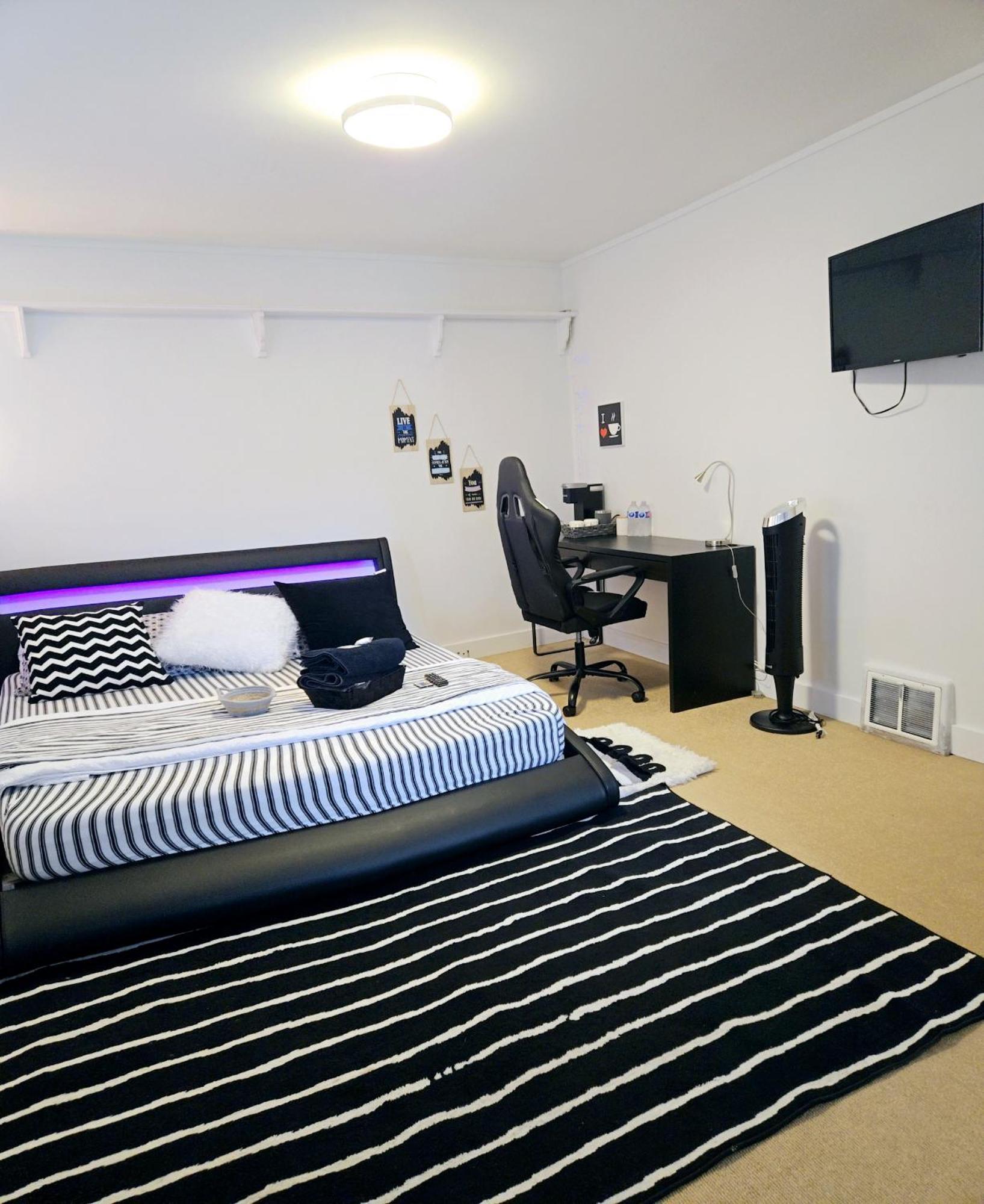 Cozy Stylish Black & White Design Room In The Heart Of Vancouver! Private Parking, Self Check-In & Just 4 Mins To Metrotown! Bagian luar foto