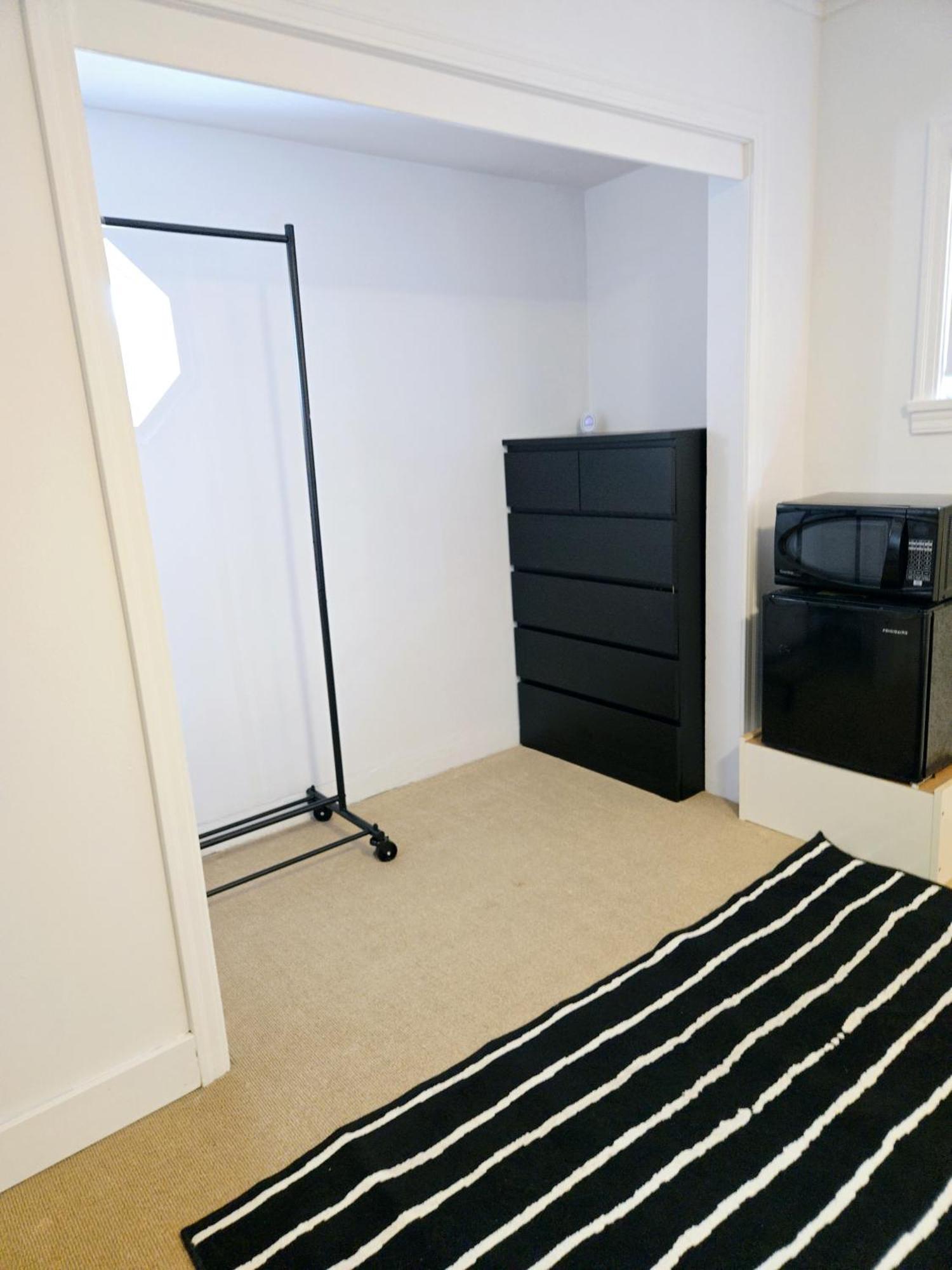 Cozy Stylish Black & White Design Room In The Heart Of Vancouver! Private Parking, Self Check-In & Just 4 Mins To Metrotown! Bagian luar foto