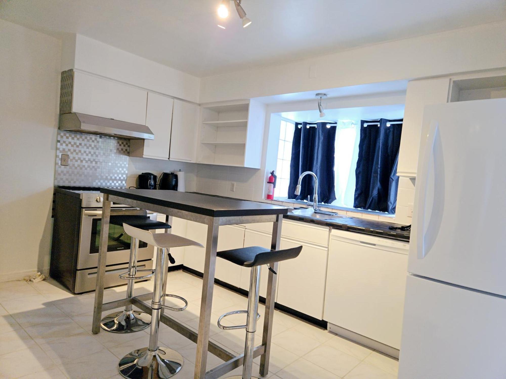 Cozy Stylish Black & White Design Room In The Heart Of Vancouver! Private Parking, Self Check-In & Just 4 Mins To Metrotown! Bagian luar foto