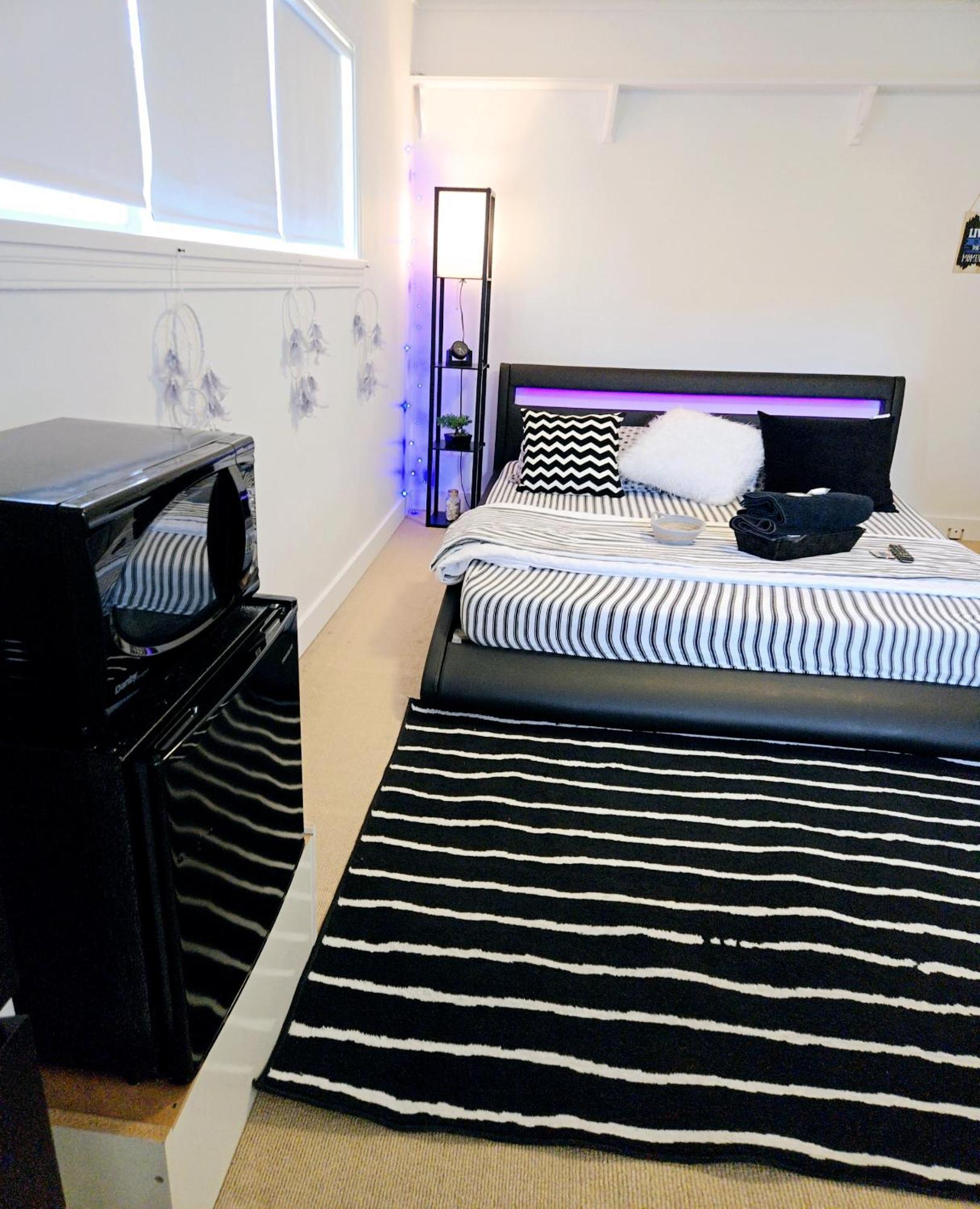 Cozy Stylish Black & White Design Room In The Heart Of Vancouver! Private Parking, Self Check-In & Just 4 Mins To Metrotown! Bagian luar foto