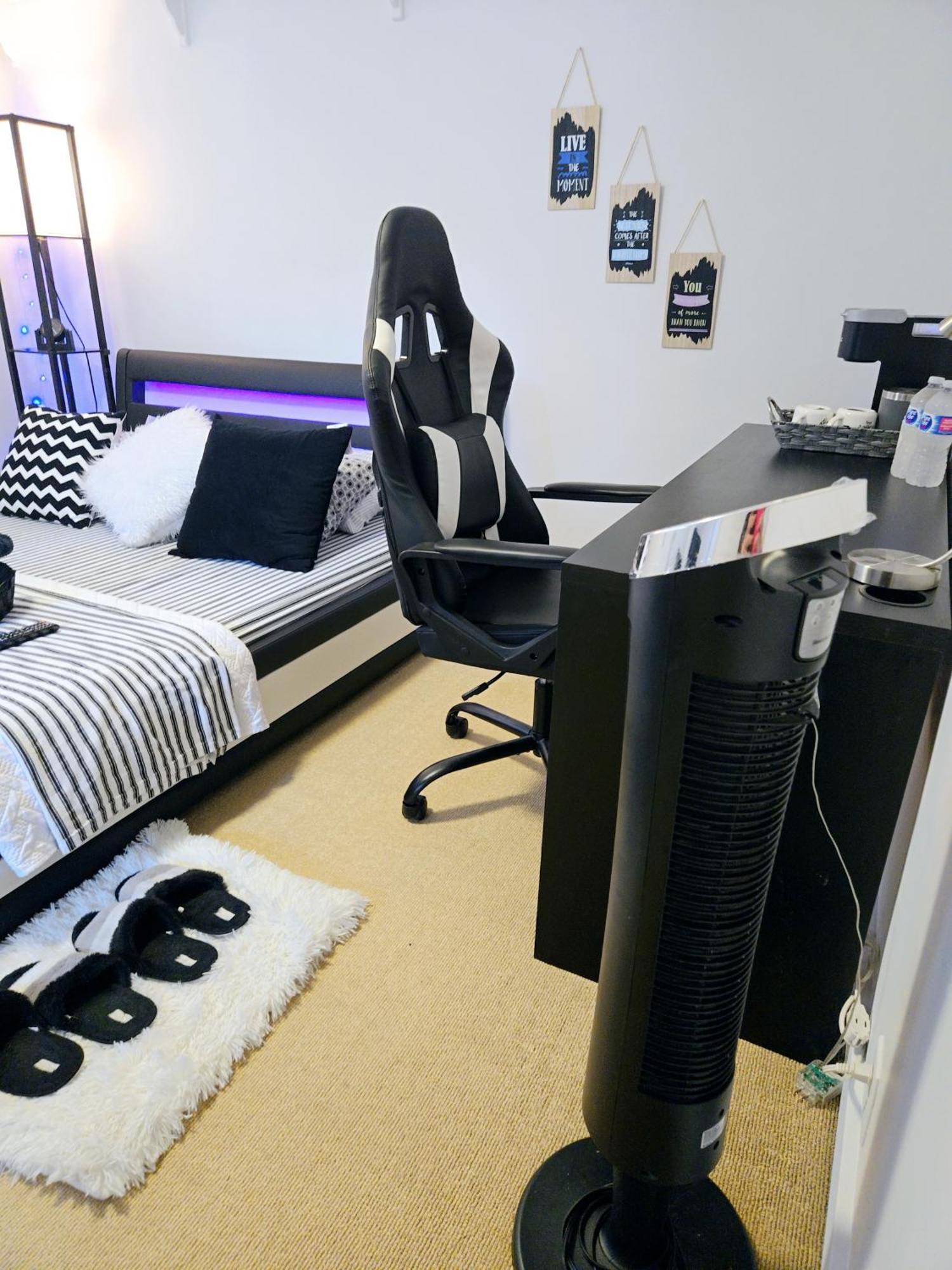 Cozy Stylish Black & White Design Room In The Heart Of Vancouver! Private Parking, Self Check-In & Just 4 Mins To Metrotown! Bagian luar foto