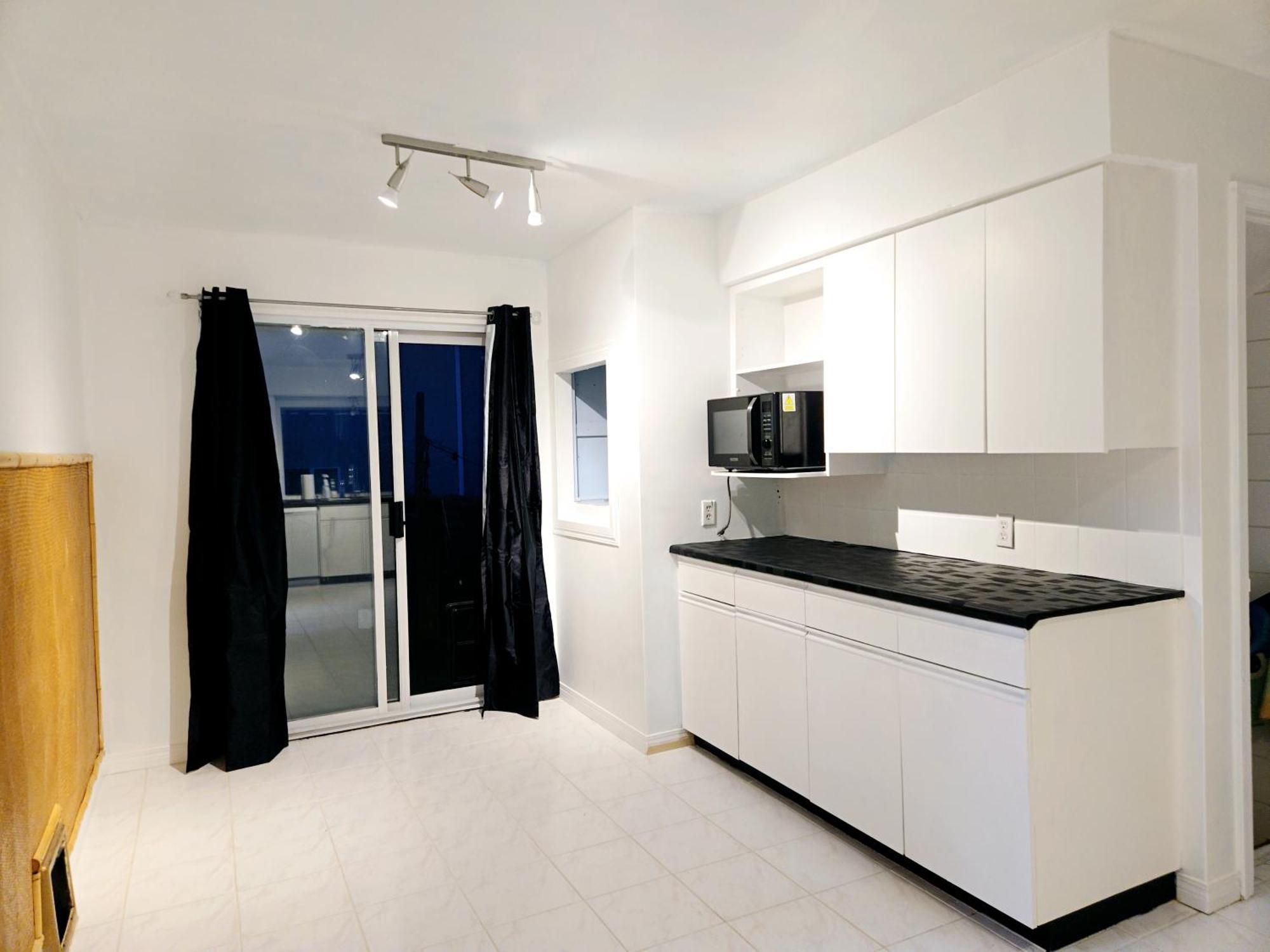 Cozy Stylish Black & White Design Room In The Heart Of Vancouver! Private Parking, Self Check-In & Just 4 Mins To Metrotown! Bagian luar foto