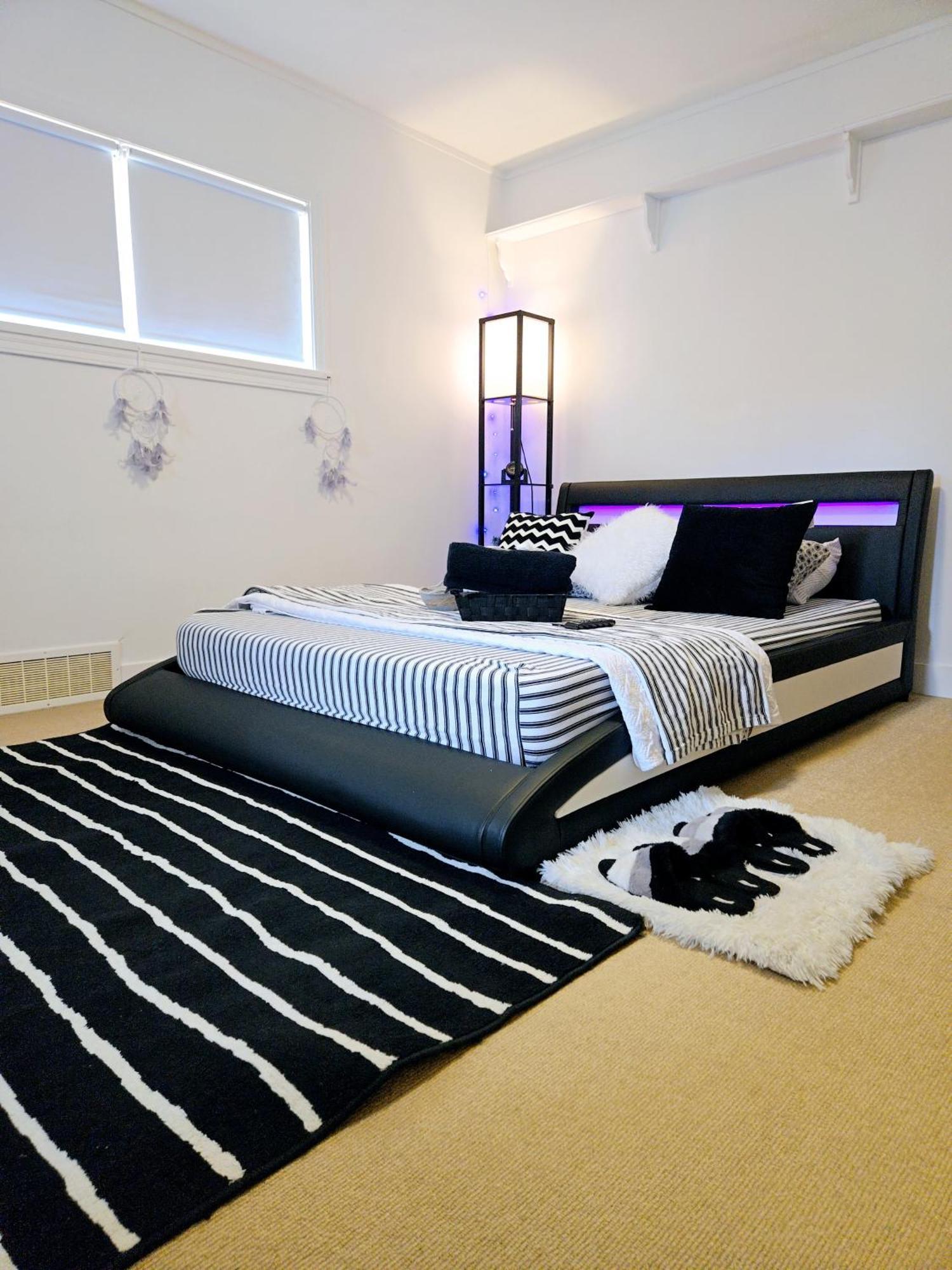 Cozy Stylish Black & White Design Room In The Heart Of Vancouver! Private Parking, Self Check-In & Just 4 Mins To Metrotown! Bagian luar foto