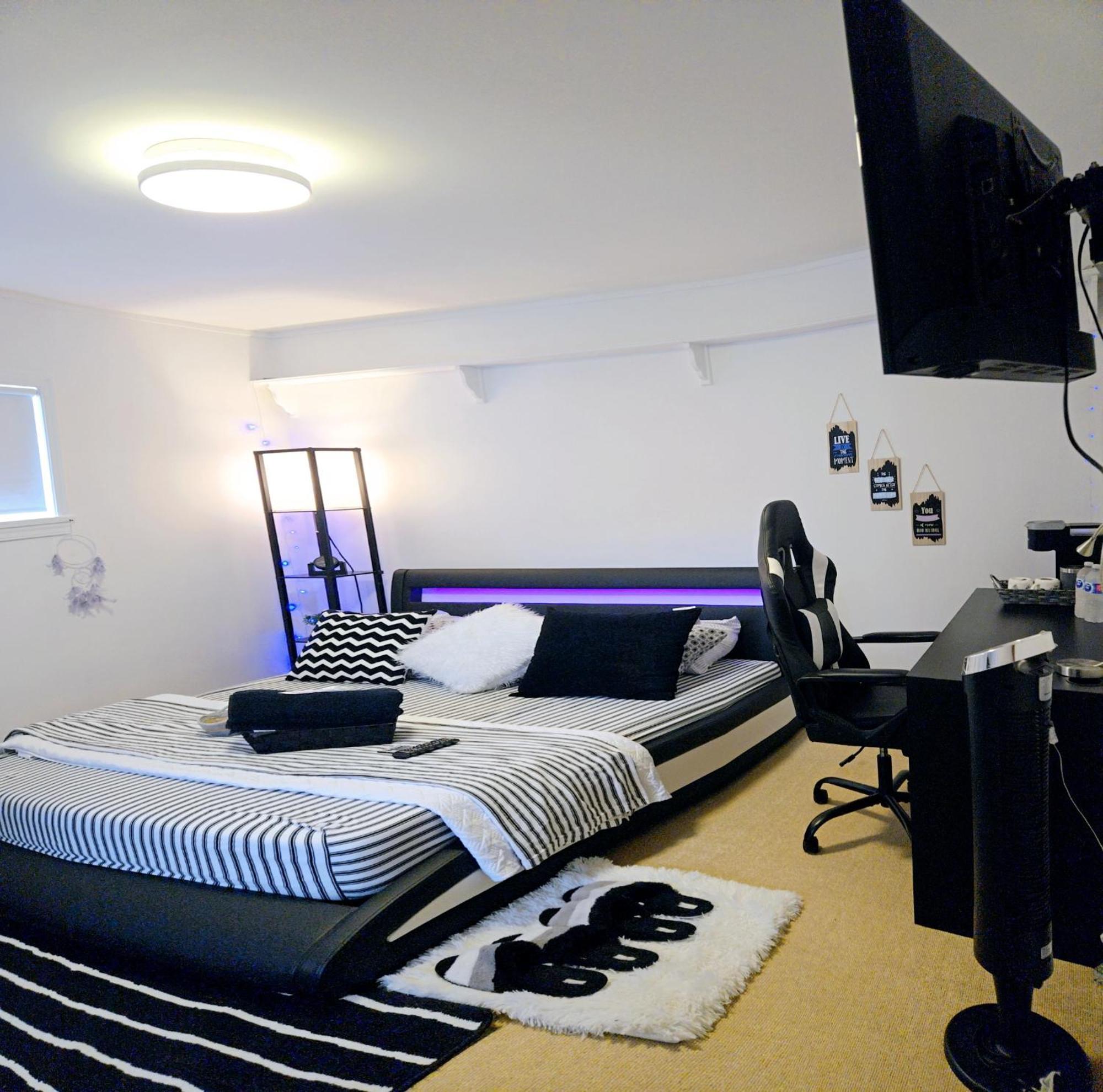 Cozy Stylish Black & White Design Room In The Heart Of Vancouver! Private Parking, Self Check-In & Just 4 Mins To Metrotown! Bagian luar foto