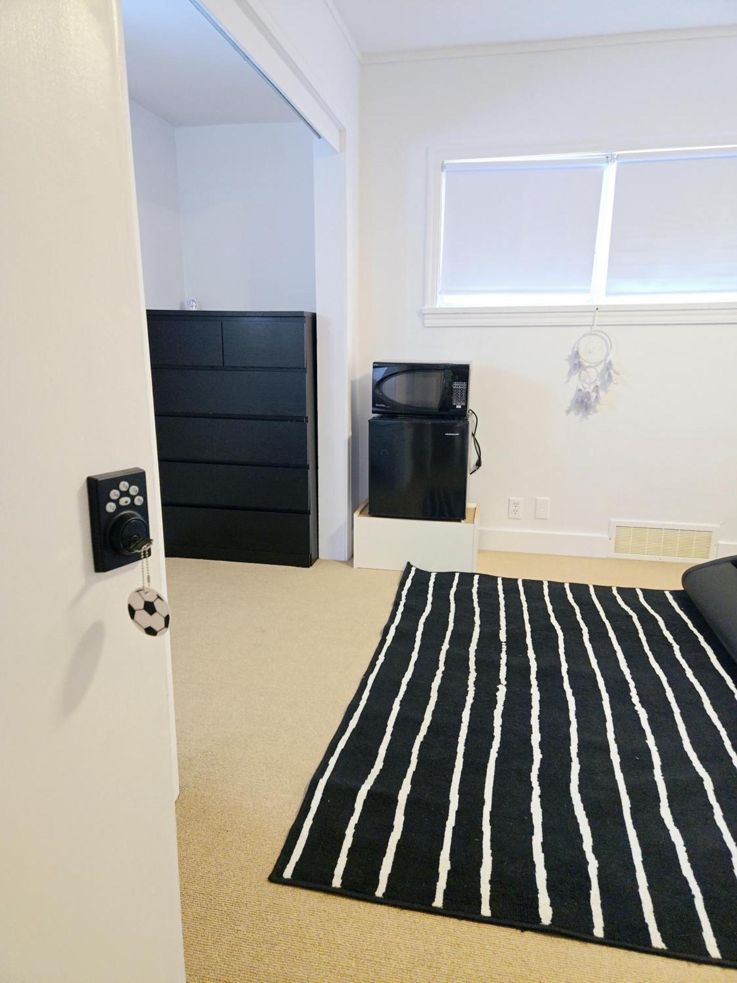 Cozy Stylish Black & White Design Room In The Heart Of Vancouver! Private Parking, Self Check-In & Just 4 Mins To Metrotown! Bagian luar foto