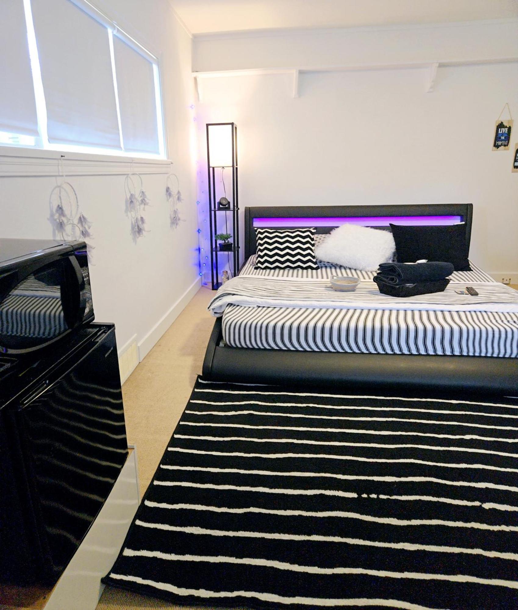 Cozy Stylish Black & White Design Room In The Heart Of Vancouver! Private Parking, Self Check-In & Just 4 Mins To Metrotown! Bagian luar foto