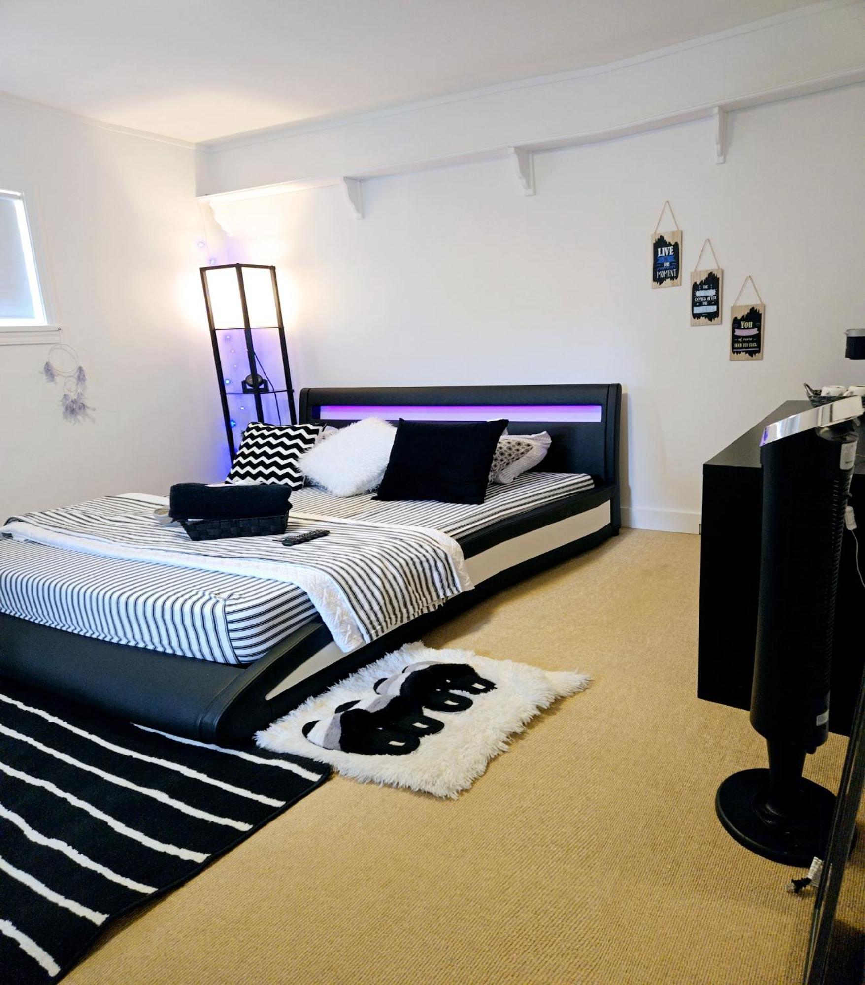 Cozy Stylish Black & White Design Room In The Heart Of Vancouver! Private Parking, Self Check-In & Just 4 Mins To Metrotown! Bagian luar foto